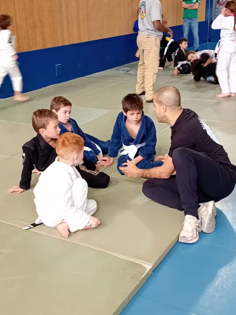 Issame Ankour encadrant un groupe d'enfants au tatami